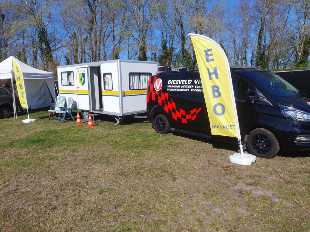 EHBO-post met Mobiele HulpverleningsUnit en EHBO-vlaggen van EHBO-vereniging Noordwijkerhout.