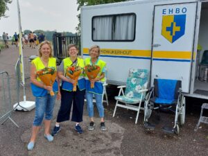 EHBO'ers bij mobiele hulppost tijdens een wandelevenement