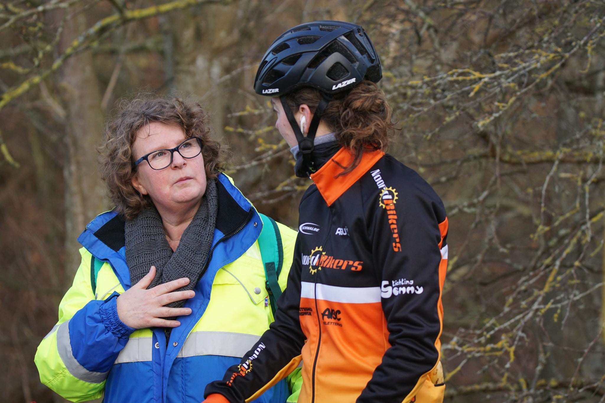 EHBO'er praat met deelnemer van een tourtocht